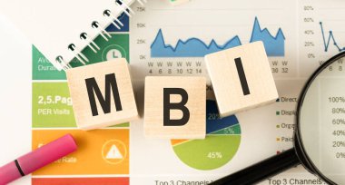 Tahta arkaplandaki tahta küplere MBI 'ı yaz