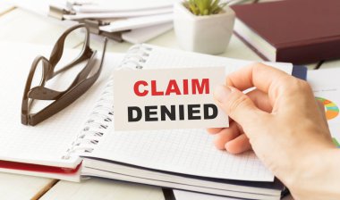 İş adamı elinde yazılı bir kart tutuyor ve reddedildi.