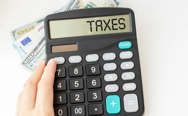 Calculadora Com Texto Impostos Calculadora Moeda Livro Contas Caneta Mesa — Fotografia de Stock