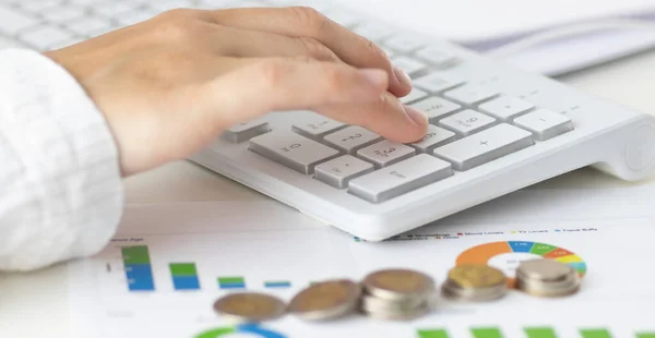 Mujer Con Hermosas Manos Trabajando Calculadora Teclado — Foto de Stock