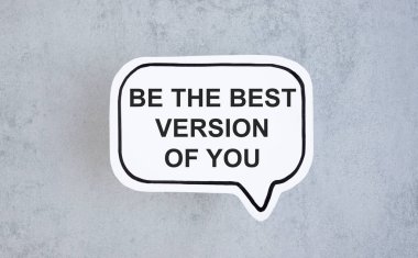 Tahta masadaki kağıda yazılmış en iyi versiyonun ol.