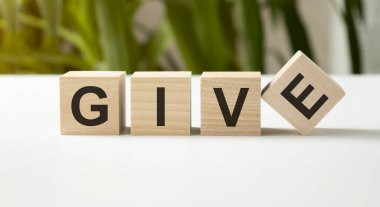 Tek renkli arkaplanda tahta küplerle ilgili metin ver