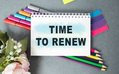 Gri arkaplanda, kırtasiyenin yanında yenilenecek metin zamanını not et.