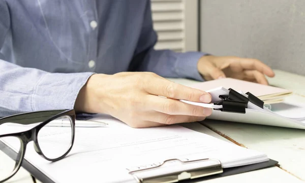 Close Van Collega Die Samenwerken Het Bureau Documenten Bespreken — Stockfoto