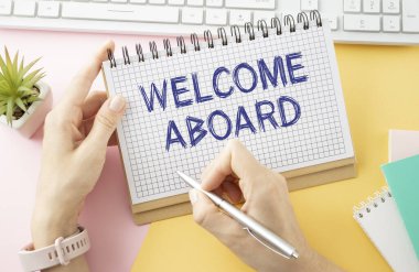 Kırışık kağıttaki kısa nota hoş geldiniz.