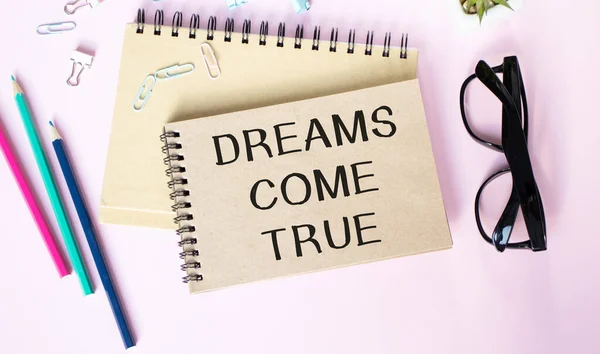 Dreams Come True Testo Notebook Con Strumenti Ufficio — Foto Stock