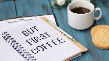 Ama önce kahve fincanı ve konsept görüntüsü olan klasik bir ışık kutusunda sergileniyor.