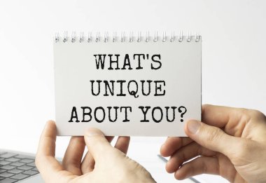 İş adamının elinde senin eşsiz özelliğini gösteren bir kart var.