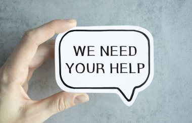 İş adamı elinde bir kart tutuyor. Yardımınıza ihtiyacımız var.