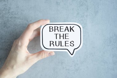 Kapalı kapılar ardında beyaz kart işareti olan iş kadını elleri gri duvar ofis arka planında izole edilmiş mesaj mesajını kırıyor. Retro instagram biçimi resmi