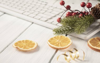 Noel güzel kırmızı toplar köknar dalı ve bilgisayar klavyesinde kar.