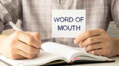 Ofis geçmişi olan gömleğin üzerinde 