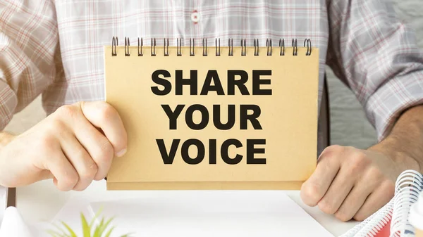 Elinde beyaz tuval tutan son sınıf öğrencisi sesinizi paylaşın. İnternet ve sosyal ağlar kullanan yaşlılar için konsept.