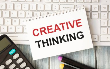 İş konsepti. Notlar için beyaz kağıtlı metin yaratıcı düşünme sayfası, beyaz arkaplanda gözlük