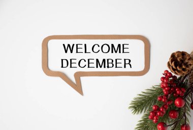 Yeşil ren geyiği kulaklı ve hediyeli bir çanta üzerinde Aralık ayındaki hoş geldin mesajı.