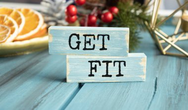 Ahşap bir arkaplanda Sağlamlaştır metni