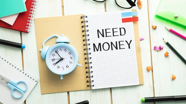 Twee Groene Een Zwart Potlood Met Tekst Need Money Notebook — Stockfoto