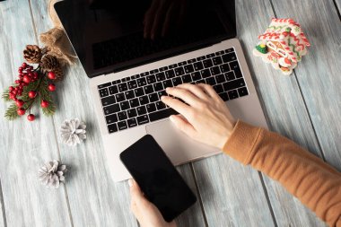 Yılbaşı reklamları için boş ekranlı bilgisayar ve telefon.