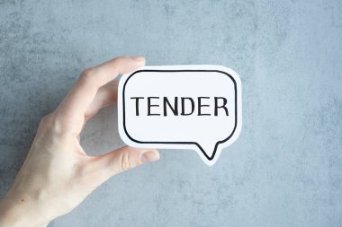 Takım elbiseli bir adamın elinde tuttuğu beyaz bir kağıtta 