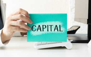 Kısa not dokusu arka planında metin sermayesi