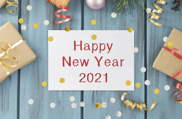 Feliz Año Nuevo 2021 Texto Sobre Fondo Madera Rodeado Juguetes — Foto de Stock