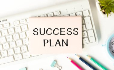 Kahve, hesap makinesi ve defter içeren metin başarı planı içeren defter