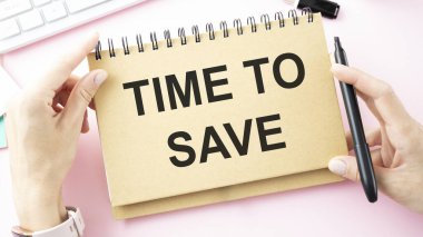 Kaydetmek için Metin Zamanı ile Not et. Hesap makinesi, kalem ve çıkartmalar. İş ve mali konsept