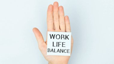 Eldeki bir kağıda yazılmış İş Hayatı Dengesi metni