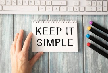 Işık kutusu işareti üzerine basit metin, beyaz ahşap arkaplan üzerine minimal düz dizayn, basitlik veya minimalizm konsepti