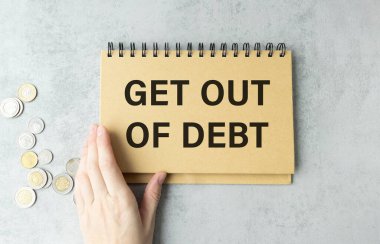 Kağıt not ve metin ile Borçtan ve elden kurtul, madeni paralar.