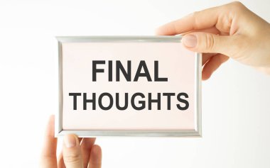 Son Düşünceleri gösteren metin yazılıyor. Sonuç Özeti için iş konsepti Not Defteri üzerine yazılmış Tahta arkaplan üzerine not kağıdı Katlanmış kağıt fikir için düşünme anlamına gelir