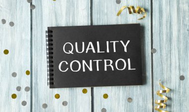 Siyah not defterinde Kalite Kontrol 'ü gösteren metin. İş geliştirme konsepti Ahşap zemin üzerine yapışkan not kağıdı üzerine yazılmış çalışma.