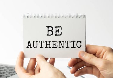 Not defterine dolma kalemle not yazan bir kadının retroefekt ve tonlu görüntüsü. El yazısıyla yazılmış metin iş konsepti görüntüsü olarak özgün olsun