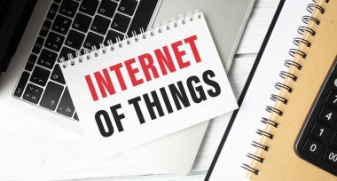 Yazılı metni olan şeylerin interneti hakkında kavramsal fotoğraf.