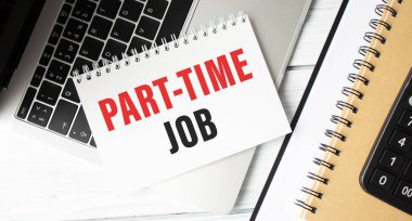 Yarı zamanlı bir iş. Gri arkaplan üzerine beyaz kağıt üzerine metin