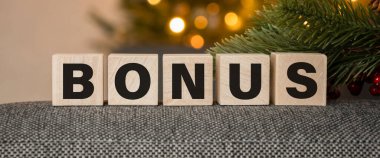 Tahta küpün üzerine kırmızı arkaplan ile yazılmış bonus kelime