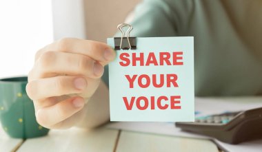 Elinde metin olan bir iş adamının sesini paylaş. Yumuşak odaklı iş konsepti imajı ve klasik ton.