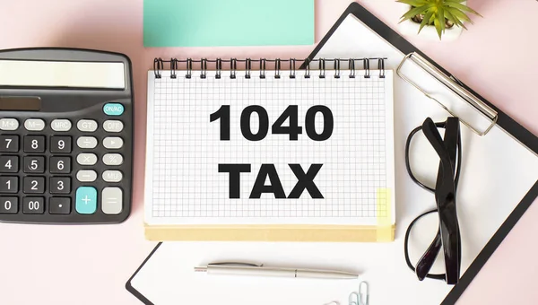 Tablet Met Tekst 1040 Tax Zakelijke Grafieken Rekenmachine — Stockfoto