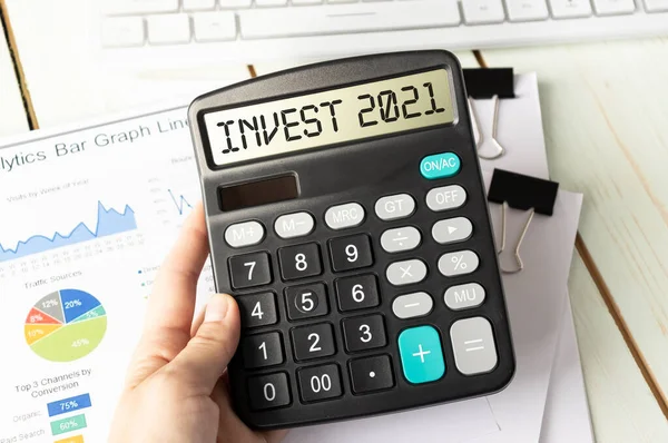 Taschenrechner Mit Dem Wort Invest 2021 Mit Diagramm Und Brille — Stockfoto