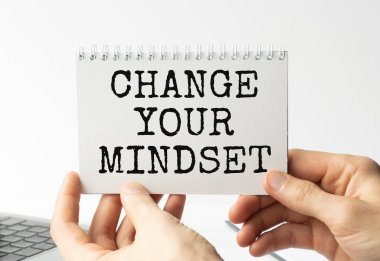 Metin değiştirme Your Mindset bir karton üzerinde gösterilen işadamı.