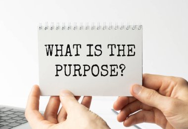 Elinde PURPOS mesaj kartı olan bir iş adamı.