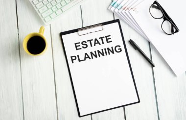 Not defterindeki gayrimenkul planlama metni, elektronik cihazlı ofis masası, bilgisayar ve kağıt, yukarıdan ahşap tablo, blog başlığı veya başlık resmi konsepti.