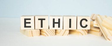 Hafif arkaplanda ETHICS kelime kavramı