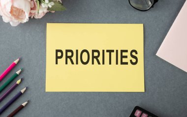 Kelime yazma özellikleri. Soru açıklamalarına veya durumlara tepki verme amaçlı iş konsepti. Seçimler beyaz boş kağıdın üzerinde metin iletileri için kopyalama alanı ile yatıyordu..