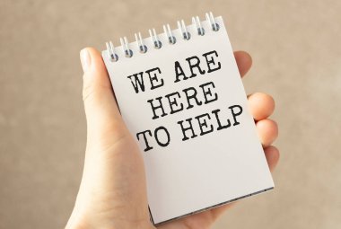 Bir insan tarafından tutulan beyaz bir çarşafa yazılmasına yardım etmek için buradayız. Sponsorluk kavramı