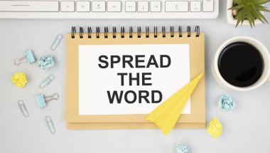 Yazılı boş not defteri Tahta yüzey üzerine kelimeyi yay