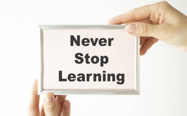 Asla beyaz arka plan üzerinde izole öğrenme durdurmak kartı