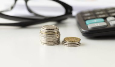 Birbirine istiflenmiş madeni paralar, resmi kapat, piyasa krizi ve kırılgan pazar