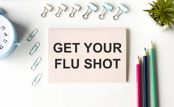 Dapatkan Flu Shot Anda Ditulis Atas Kertas Atas Meja Tampilan — Stok Foto