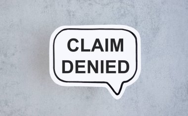 Gri arkaplanda beyaz bir kartta CLAIM DENIED SMS.